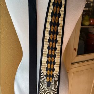 Geometric Patterned Tie in Black and Gold